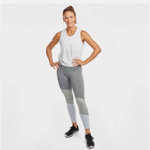 Saucony Pants - Saucony Beyond the Run Crop Leggings small